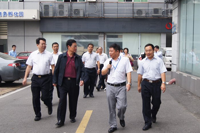 陈云贤副省长仔细查看移动电源产品