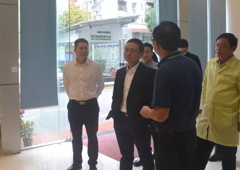 editor1550626340229200.jpg 钜大锂电总经理朱云向卓庆一行介绍了公